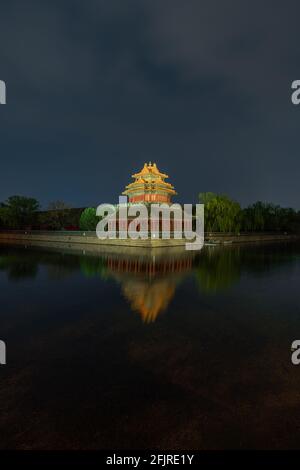 Nachtansicht des Turms der Verbotenen Stadt in Peking, China. Die Verbotene Stadt war die kaiserliche Hauptstadt der alten chinesischen Dynastien im Zentralpräsiten Stockfoto