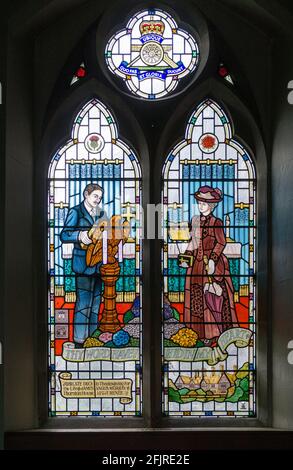 Modernes Buntglasfenster in der Pfarrkirche All Saints, Thornton Hough, Wirral, Großbritannien; William Davies Studio, Irby, 1997 Stockfoto