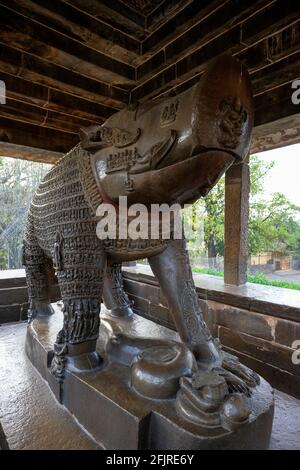 Detail des Varaha-Tempels mit dem kolossalen monolithischen Bild von Varaha, der Eber-Inkarnation von Lord Vishnu in Khajuraho, Madhya Pradesh, Indien. Stockfoto