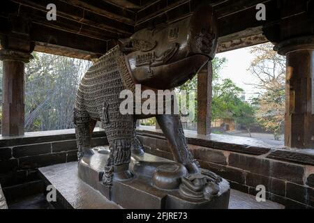 Detail des Varaha-Tempels mit dem kolossalen monolithischen Bild von Varaha, der Eber-Inkarnation von Lord Vishnu in Khajuraho, Madhya Pradesh, Indien. Stockfoto