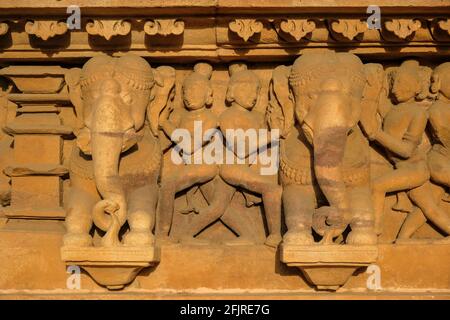 Detail des Lakshmana-Tempels in Khajuraho, Madhya Pradesh, Indien. Gehört zur Khajuraho Group of Monuments, einem UNESCO-Weltkulturerbe. Stockfoto