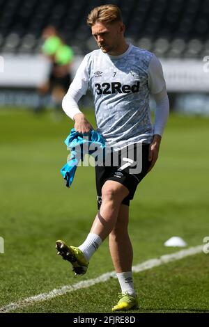 Kamil Jozwiak von Derby County erwärmt sich vor dem Sky Bet Championship-Spiel im Pride Park Stadium, Derby. Bilddatum: Samstag, 24. April 2021. Stockfoto