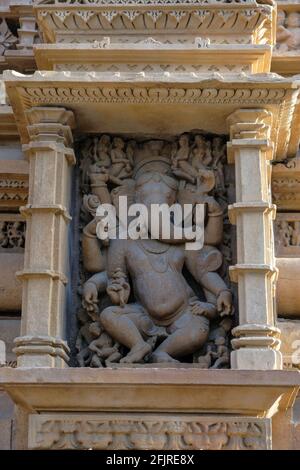 Detail des Lakshmana-Tempels in Khajuraho, Madhya Pradesh, Indien. Gehört zur Khajuraho Group of Monuments, einem UNESCO-Weltkulturerbe. Stockfoto