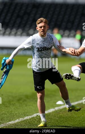 Kamil Jozwiak von Derby County erwärmt sich vor dem Sky Bet Championship-Spiel im Pride Park Stadium, Derby. Bilddatum: Samstag, 24. April 2021. Stockfoto