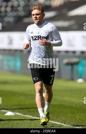 Kamil Jozwiak von Derby County erwärmt sich vor dem Sky Bet Championship-Spiel im Pride Park Stadium, Derby. Bilddatum: Samstag, 24. April 2021. Stockfoto