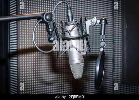Mikrofon aus dem Studio des lokalen Radios in Novi Sad. Stockfoto