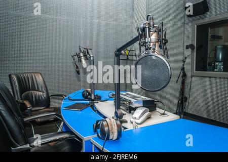 Mikrofon aus dem Studio des lokalen Radios in Novi Sad. Stockfoto