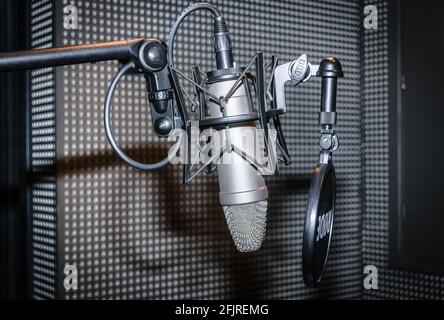 Mikrofon aus dem Studio des lokalen Radios in Novi Sad. Stockfoto