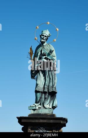 Statue des Johannes von Nepomuk, Karlsbrücke in Prag, Tschechische Republik. Stockfoto