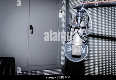 Mikrofon aus dem Studio des lokalen Radios in Novi Sad. Stockfoto