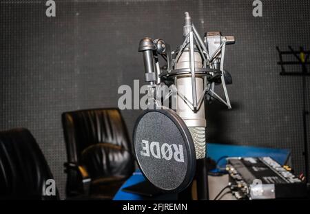 Mikrofon aus dem Studio des lokalen Radios in Novi Sad. Stockfoto