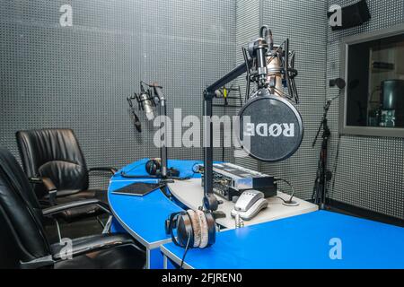 Mikrofon aus dem Studio des lokalen Radios in Novi Sad. Stockfoto