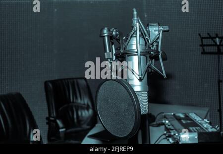 Mikrofon aus dem Studio des lokalen Radios in Novi Sad. Stockfoto