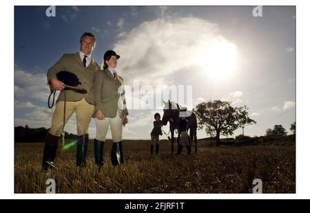 Die Worsley Familie Graham, Georgie und die Kinder Hector und Tabitha nehmen an der Old Surrey Berstow und Kent Jagd Teil, in der Nähe von Blindley HeathPHOTOGRAPH VON DAVID SANDISON 15/9/2004 Stockfoto