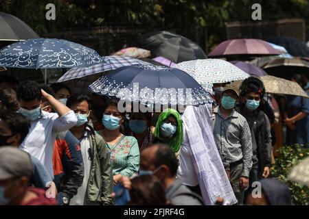 Kathmandu, NE, Nepal. April 2021. Menschen, die Schlange stehen, um die „19-Impfstoffe von Covid zu erhalten, da die Zahl der Fälle von Coronavirus-Infektionen in Kathmandu, Nepal, am 26. April 2021 zunimmt. Quelle: Aryan Dhimal/ZUMA Wire/Alamy Live News Stockfoto