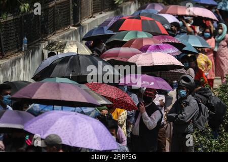 Kathmandu, NE, Nepal. April 2021. Menschen, die Schlange stehen, um die „19-Impfstoffe von Covid zu erhalten, da die Zahl der Fälle von Coronavirus-Infektionen in Kathmandu, Nepal, am 26. April 2021 zunimmt. Quelle: Aryan Dhimal/ZUMA Wire/Alamy Live News Stockfoto