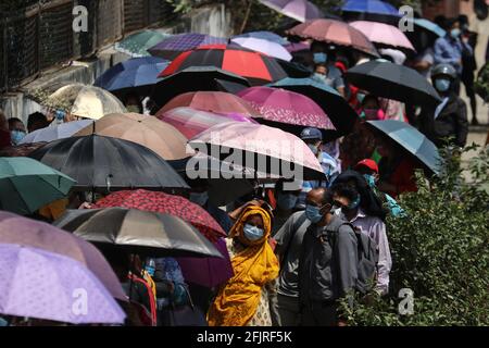 Kathmandu, NE, Nepal. April 2021. Menschen, die Schlange stehen, um die „19-Impfstoffe von Covid zu erhalten, da die Zahl der Fälle von Coronavirus-Infektionen in Kathmandu, Nepal, am 26. April 2021 zunimmt. Quelle: Aryan Dhimal/ZUMA Wire/Alamy Live News Stockfoto