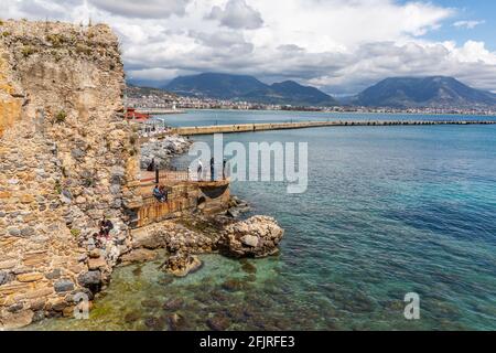 Blick vom Inneren der Burg Alanya, die eine mittelalterliche Burg in der südtürkischen Stadt Alanya, Antalya, Türkei am 3. April 2021 ist. Stockfoto