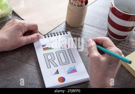ROI-Konzept auf einem Notizblock gezeichnet Stockfoto
