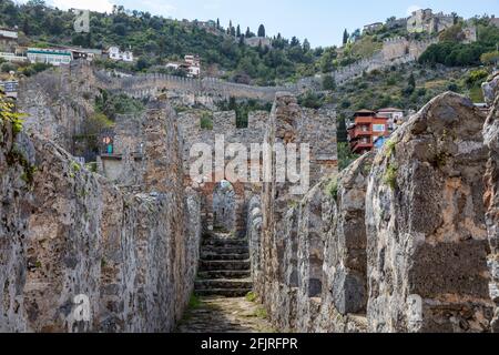 Blick vom Inneren der Burg Alanya, die eine mittelalterliche Burg in der südtürkischen Stadt Alanya, Antalya, Türkei am 3. April 2021 ist. Stockfoto