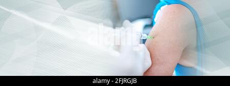 Arzt, der eine Injektion an einen Patienten macht; Panorama-Banner Stockfoto
