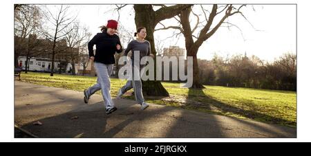 Lizzy Heathcote und Hero Brown laufen in Highbury Fields.pic David Sandison 22/12/2003 Stockfoto