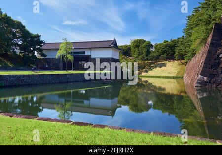 Sakuradamon-Tor (sakurada-mon) mit dem Sakurada-Graben im Vordergrund. Kaiserpalast. Tokio, Japan Stockfoto