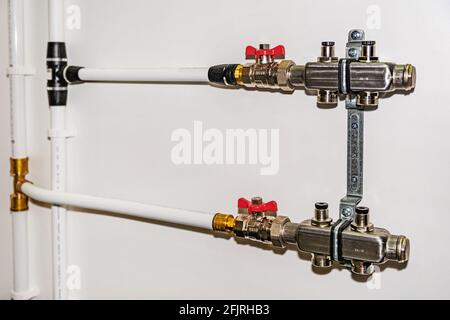 Edelstahlrohre der Heizungsanlage im Kesselraum. Heizungs-Thermoregulationssystem Stockfoto