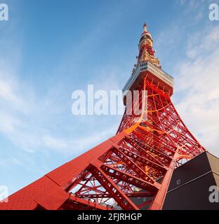 Der Blick nach oben auf den Eiffelturm, den Kommunikations- und Beobachtungsturm im Shiba-koen-Viertel von Minato. Tokio. Japan Stockfoto