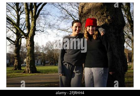 Lizzy Heathcote und Hero Brown laufen in Highbury Fields.pic David Sandison 22/12/2003 Stockfoto