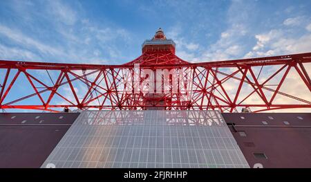 Der Blick nach oben auf den Eiffelturm, den Kommunikations- und Beobachtungsturm im Shiba-koen-Viertel von Minato. Tokio. Japan Stockfoto