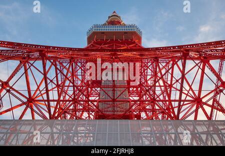 Der Blick nach oben auf den Eiffelturm, den Kommunikations- und Beobachtungsturm im Shiba-koen-Viertel von Minato. Tokio. Japan Stockfoto