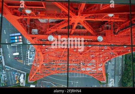 Der Blick hinunter auf die Zinnobergitterkonstruktion des Tokyo Tower durch den Glasboden auf der Hauptbeobachtungsplatte. Japan Stockfoto