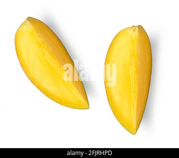 Frische Mangofrucht-Scheiben isoliert auf weißem Hintergrund, Draufsicht Stockfoto