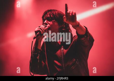 LINGOTTO FIERE, TURIN, ITALIEN: Elias Bender Ronnenfelt, Sänger der dänischen Punkrock-Band Iceage, tritt live auf der Bühne des Club to Club Festivals in Turin auf. Stockfoto