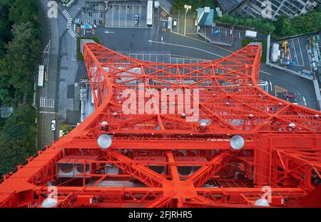 Der Blick hinunter auf die Zinnobergitterkonstruktion des Tokyo Tower durch den Glasboden auf der Hauptbeobachtungsplatte. Japan Stockfoto