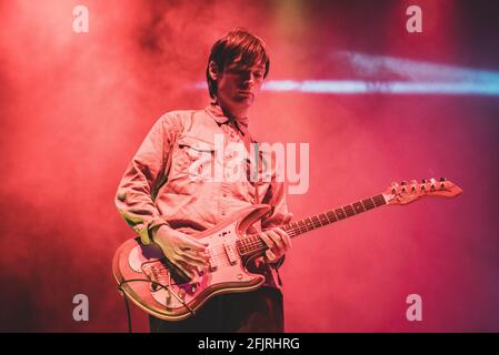 LINGOTTO FIERE, TURIN, ITALIEN: Johan Surrballe Wieth, Gitarrist der dänischen Punkrock-Band Iceage, tritt live auf der Bühne des Club to Club Festivals in Turin auf. Stockfoto