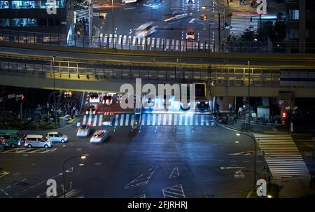 Tokio, Japan - 23. Oktober 2019: Akabane-Brücke über die hell erleuchtete Sakurada-dori-Allee bei Nacht. Der Blick von der Tokyo Tower Beobachtung Stockfoto