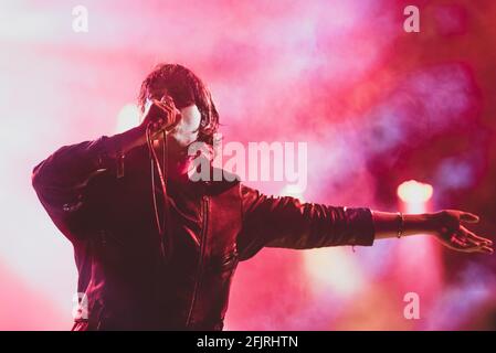 LINGOTTO FIERE, TURIN, ITALIEN: Elias Bender Ronnenfelt, Sänger der dänischen Punkrock-Band Iceage, tritt live auf der Bühne des Club to Club Festivals in Turin auf. Stockfoto