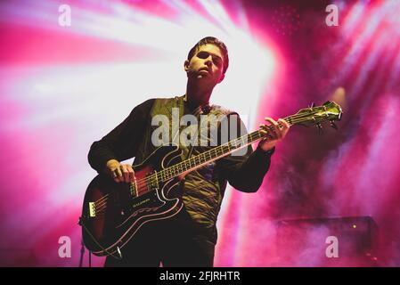 LINGOTTO FIERE, TURIN, ITALIEN: Jakob Tvilling Pless, Bassist der dänischen Punkrock-Band Iceage, tritt live auf der Bühne des Club to Club Festivals in Turin auf. Stockfoto