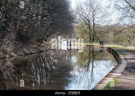 Im Vereinigten Königreich - das erste Schmalboot, das auf dem Leeds-Liverpool-Kanal in Wheelton, in der Nähe von Chorley, Lancashire, Großbritannien, seit dem Ende der Covid-Schleuse gesehen wurde Stockfoto