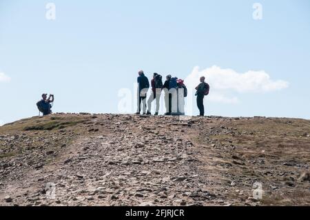 Rund um das Vereinigte Königreich - EINE Gruppe von Wanderern erfassen die Gipfel des Pendle Hill im April 2021 in den Tagen Nach dem Ende der Covid-„Lockdown“ Stockfoto