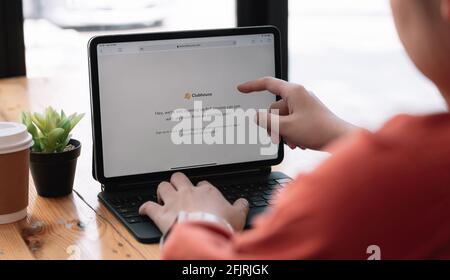 CHIANG MAI, THAILAND - MÄR 21, 2021 : Clubhouse Anwendung Ansicht auf dem ipad, Kontroverse 2021, die sich hinter der Social App versteckt. Clubhouse Drop-in Stockfoto