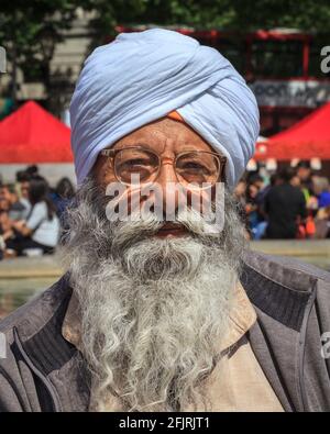 Porträt eines älteren Sikh-Mannes in Dastar Turban und Bart auf dem Asian Festival in London, England Stockfoto