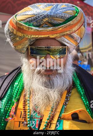 Der punjabische Sikh-Mann Kala Kala in farbenfrohem Dastar-Turban und lebendiger traditioneller Kleidung posiert lächelnd auf einem asiatischen Festival auf dem Trafalgar Square in London Stockfoto