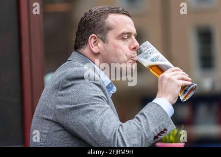 Edinburgh, Großbritannien. 26. April 2021 Foto: Douglas Ross, der Führer der schottischen Konservativen, besucht 56 North in Edinburgh, während die Gastfreundlichkeit in ganz Schottland wieder eröffnet wird. Da sich die Beschränkungen lockern und einige Prämissen wieder in den Handel kommen, haben die schottischen Konservativen die Forderungen nach einer schnelleren Wiedereröffnung hochgekrempelt und sagten, dass der „geschäftsfeindliche Ansatz“ der SNP enden muss. Quelle: Rich Dyson/Alamy Live News Stockfoto