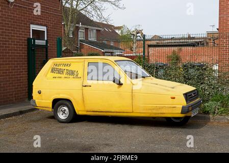 Gelbes Reliant Robin-Auto, gemalt als Hommage an das Auto in Only Fools and Horses, England, Großbritannien Stockfoto