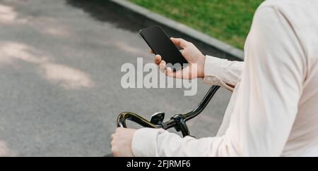 GPS-Karte und finden Weg mit moderner Technologie in der Stadt Stockfoto