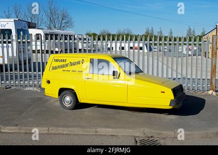 Gelbes Reliant Robin-Auto, gemalt als Hommage an das Auto in Only Fools and Horses, England, Großbritannien Stockfoto