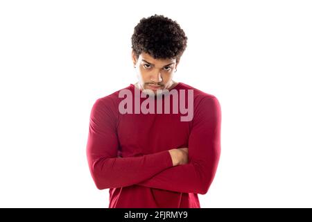 Netter afroamerikanischer Mann mit afro-Frisur und Burgunder T-Shirt isoliert auf weißem Hintergrund Stockfoto